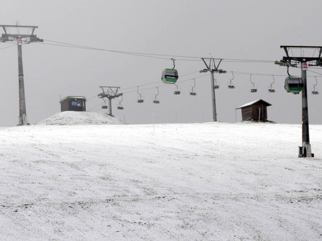 Eine dnne Schneeschicht bedeckt seit ...e Erffnung der Wintersaison abgesagt.  | Foto: dapd