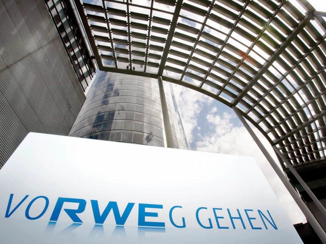 Der Essener Energiekonzern RWE will in...00 seiner 72000 Arbeitspltze abbauen.  | Foto: dpa