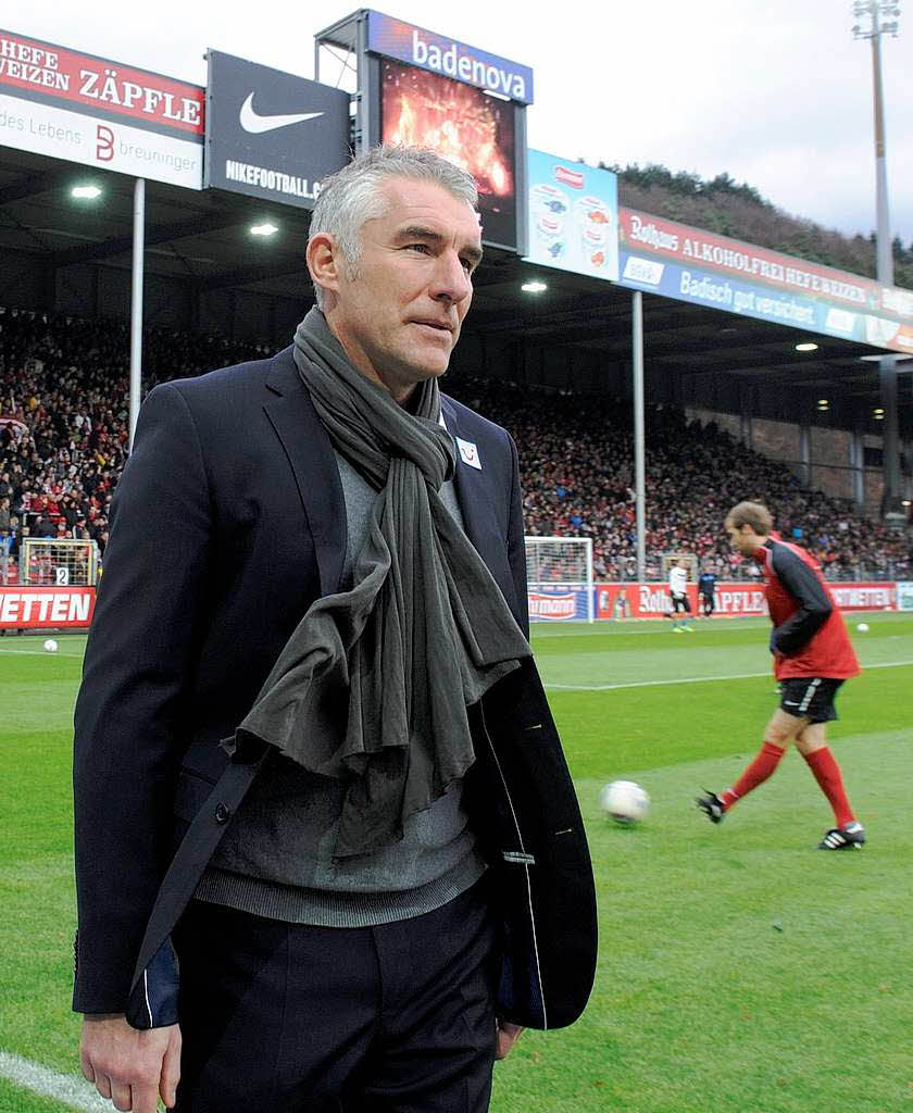 Mirko Slomka, Trainer von Hannover 96, vor dem Spiel im Badenova-Stadion in Freiburg.