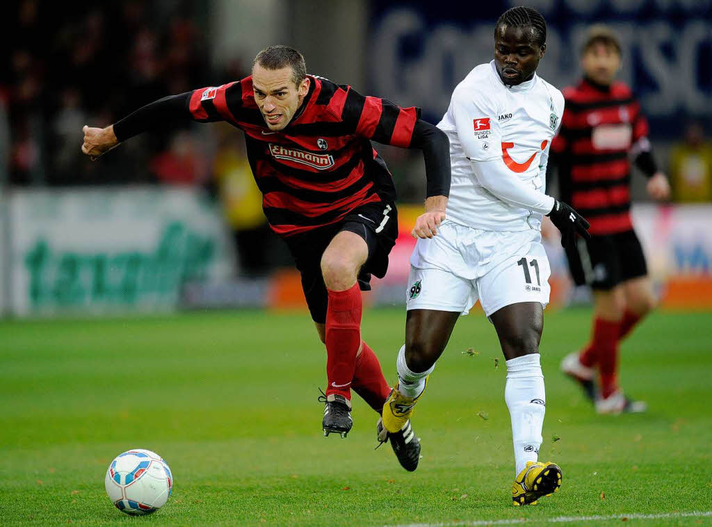 Freiburgs Pavel Krmas (l.) und Hannovers Didier Ya Konan kmpfen um den Ball.