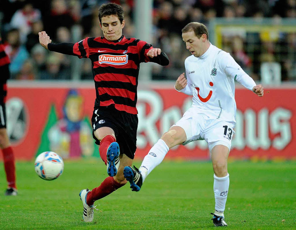 Anton Putsila (SC Freiburg) und Manuel Schmiedebach (Hannover 96).