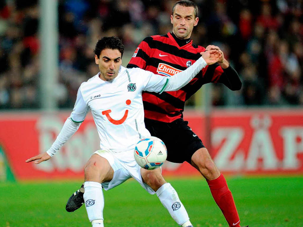 Der Freiburger Spieler Pavel Krmas (r) im Zweikampf mit Mohammed Abdellaoue (l) aus Hannover.