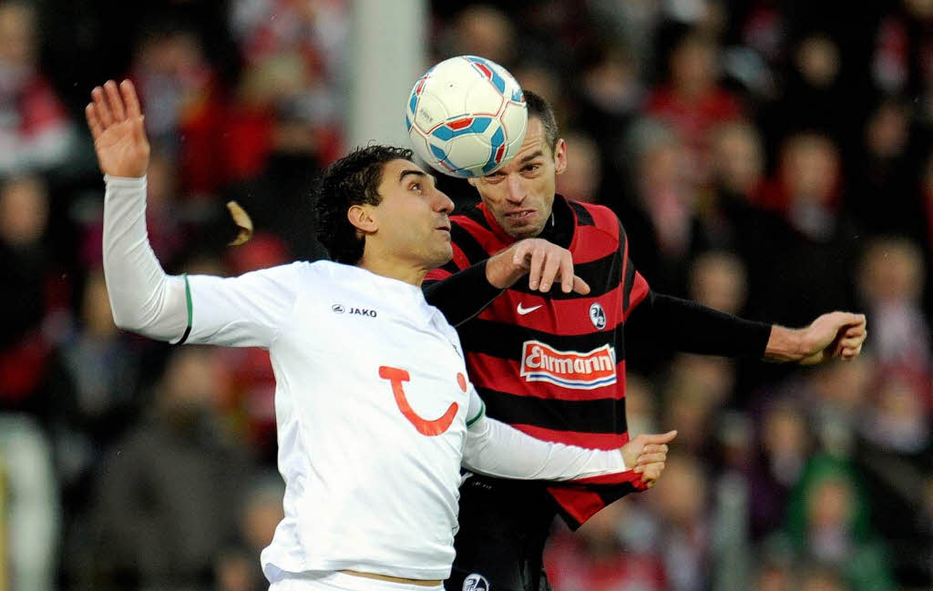 Pavel Krmas und Mohammed Abdellaoue kmpfen beide um den Ballbesitz.