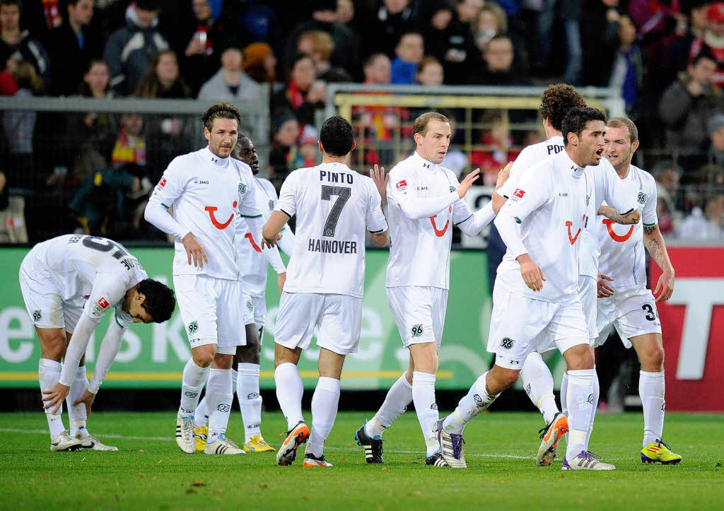 Hannovers Spieler jubeln ueber Hannovers Treffer zum 0:1.