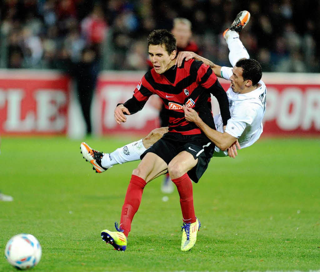 Der Freiburger Spieler Johannes Flum im Zweikampf mit Sergio Pinto aus Hannover.