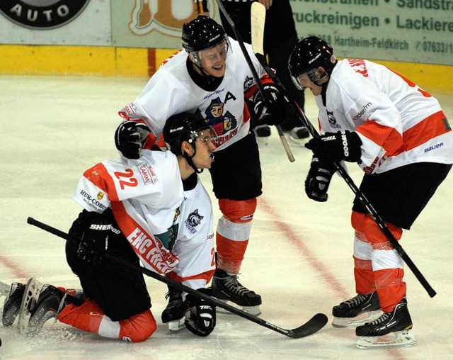 Die Sdbadener Eishockeyspieler des EH...en die Konkurrenz aus Heilbronn durch.  | Foto: Patrick Seeger