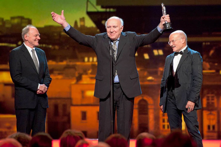 Der französische Schauspieler Michel Piccoli (M.) hält in Berlin im Tempodrom bei der Verleihung des 24. Europäischen Filmpreises zwischen seinen Laudatoren, Regisseur Volker Schloendorff (r.) und dem Schweizer Schauspieler Bruno Ganz, seinen Sonderpreis. (Foto: dapd) Der französische Schauspieler Michel Piccoli (M.) hält in Berlin im Tempodrom bei der Verleihung des 24. Europäischen Filmpreises zwischen seinen Laudatoren, Regisseur Volker Schloendorff (r.) und dem Schweizer Schauspieler Bruno Ganz, seinen Sonderpreis. (Foto: dapd)