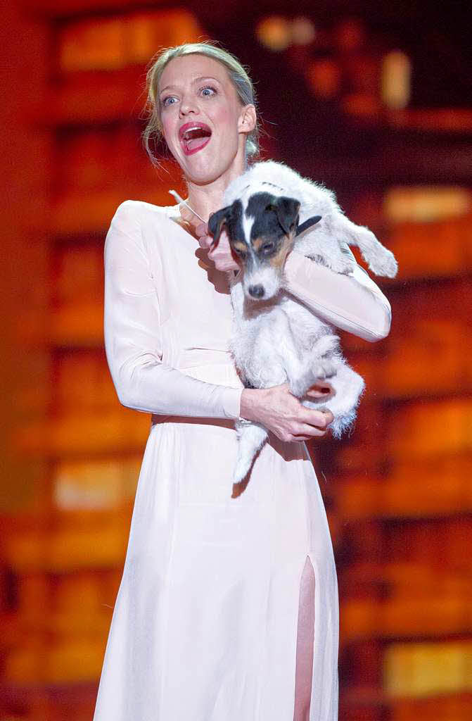 Die Schauspielerin Heike Makatsch hlt in Berlin im Tempodrom bei der Verleihung des 24. Europaeischer Filmpreises einen Hund im Arm.