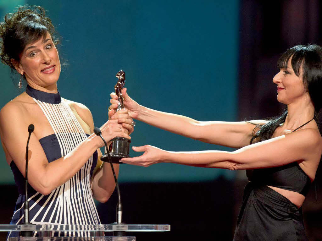 Die Laudatorin und portugiesische Schauspielerin sowie Regisseurin, Maria de Medeiros (r.), berreicht in Berlin im Tempodrom bei der Verleihung des 24. Europischen Filmpreises den Preis in der Kategorie "The European Co-Production Award 2011 - Prix Eurimage" an die Produzentin Mariela Besuievski.