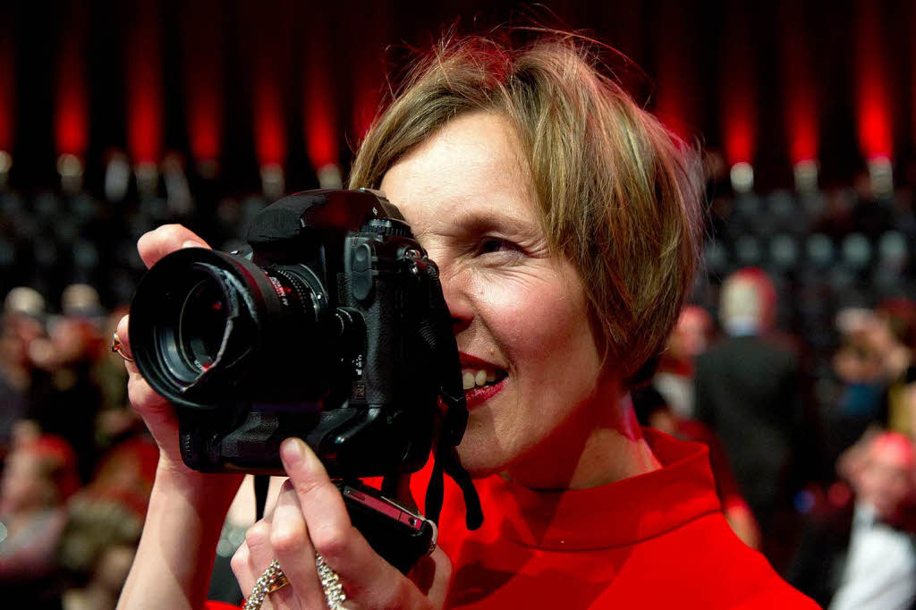 Fotografin Donata Wenders, Ehefrau von Regisseur Wim Wenders, fotografiert die Verleihung des 24. Europischen Filmpreises.