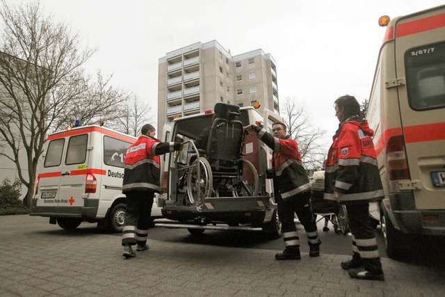 Bewohner eines Altenheims werden in Ko...Bomben im Rhein ihre Huser verlassen.  | Foto: dpa