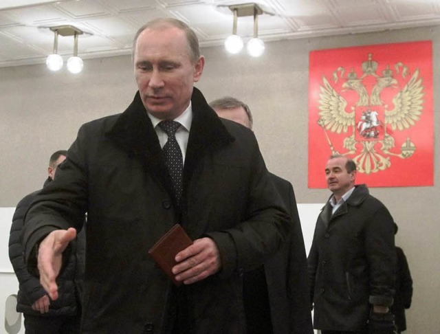 Der russische Premierminister Vladimir Putin im Wahllokal.  | Foto: dpa