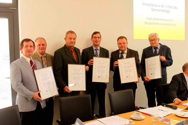 Von links: Patrik Vetter (Ortsvorstehe...bert Luckmann (Ortsvorsteher Heimbach)  | Foto: Landratsamt Emmendingen - Silke Tebel-Haas