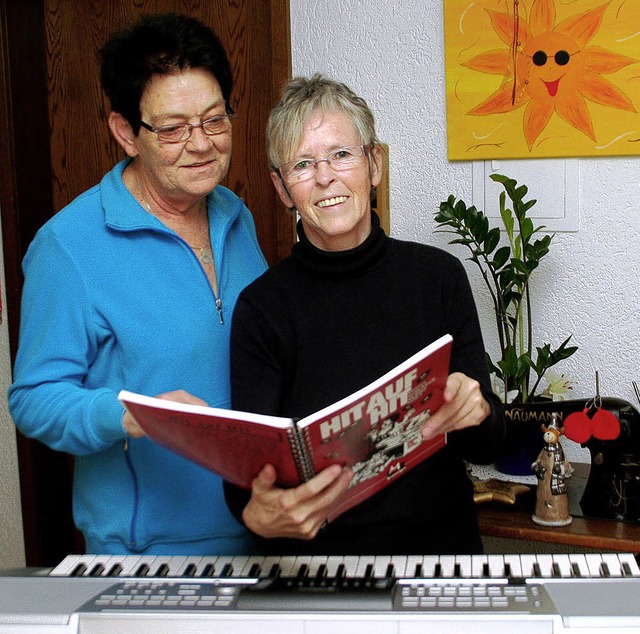 Ehrenamtlich in den Altersheimen unter...Emma Isele (links) und Ilona Schwarz.   | Foto: erika sieberts