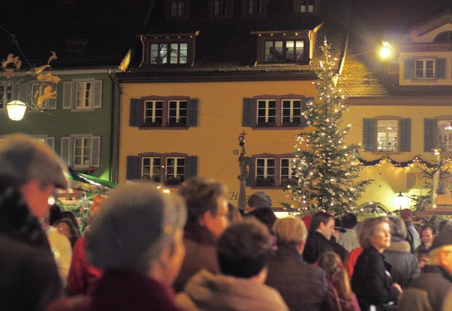 Der Staufener Weihnachtsmarkt erweist sich als Besuchermagnet.  | Foto: Alexander Huber