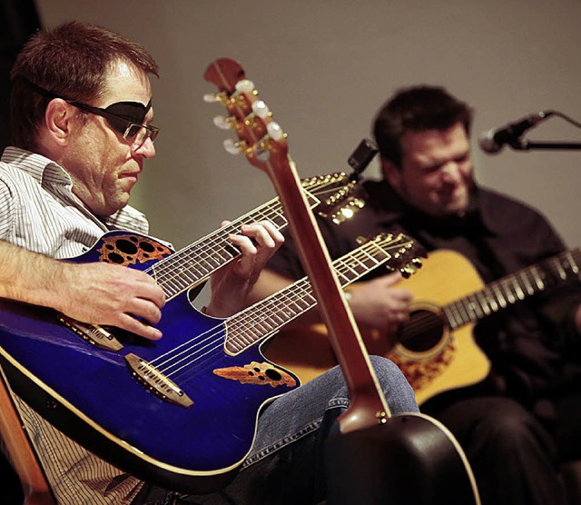 Gitarrenmagier: Andy Wolk (links) und Manuel Torres   | Foto: Breithaupt