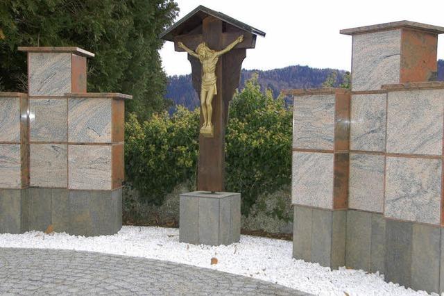 Neue Urnenstelen auf dem Friedhof