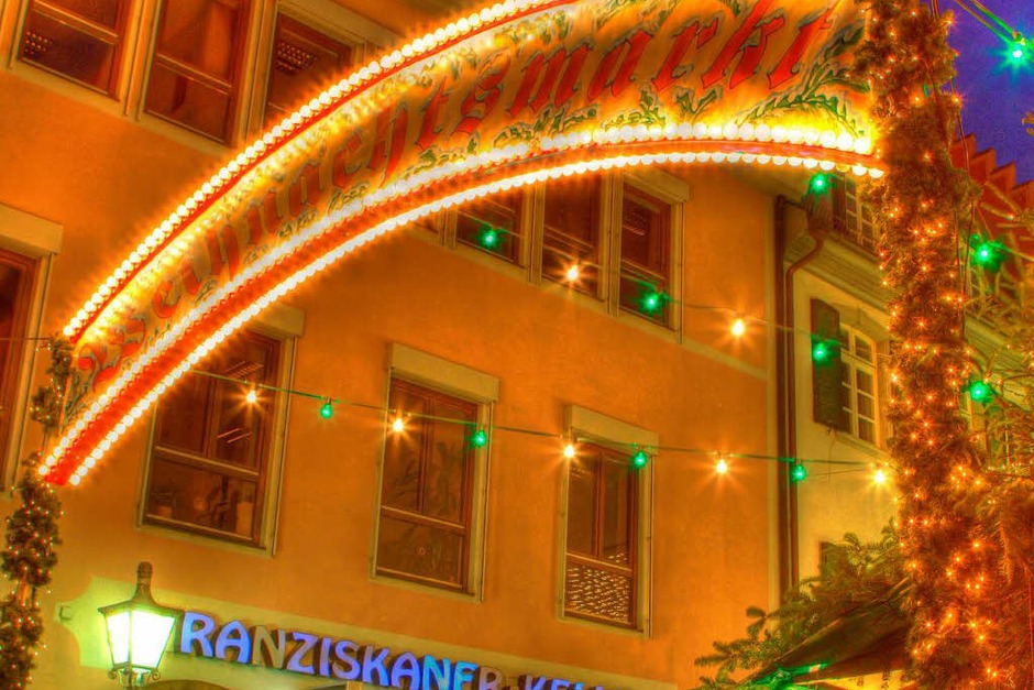 Bunter Budenzauber auf dem Freiburger Weihnachtsmarkt (Foto: Carlotta Huber) Bunter Budenzauber auf dem Freiburger Weihnachtsmarkt (Foto: Carlotta Huber)