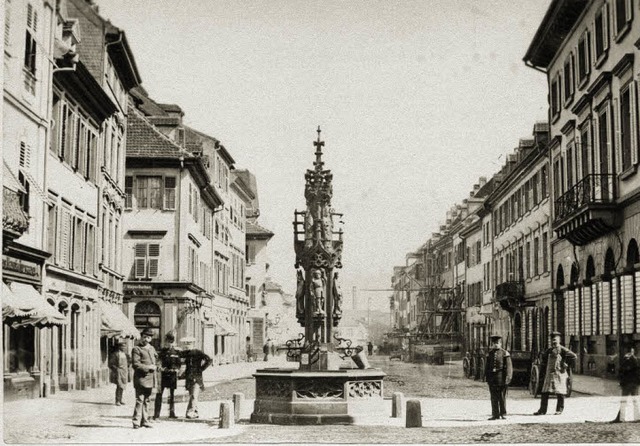Die Kaiserstrae auf Hhe der Mnstergasse nach Norden um 1870...  | Foto: Privat