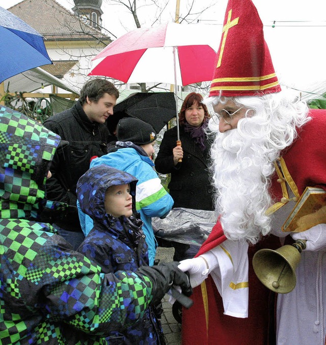 Auch der Nikolaus kam trotz des Regens nach hlingen.  | Foto: Birgit Rde