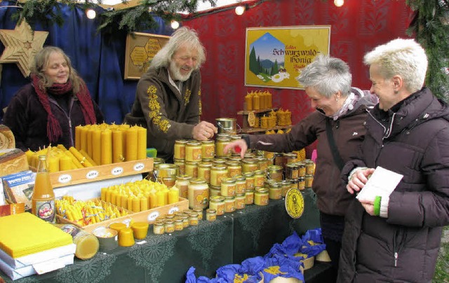 Familie Dold verkaufte eigenen Honig u...achsprodukte auf dem Weihnachtsmarkt.   | Foto: Rombach