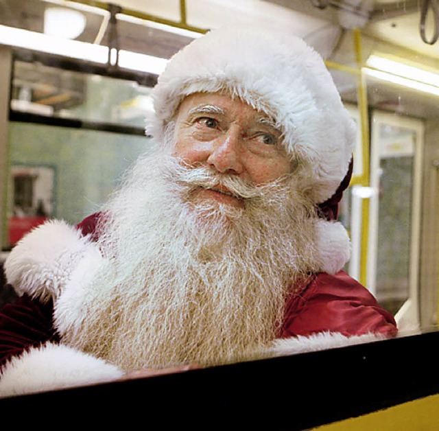 Manchmal ist auch der Nikolaus Bahnfahrer.   | Foto: Axel Schmidt/ddp