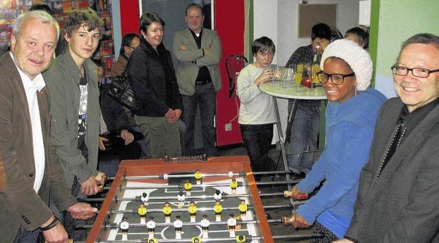 Das Tischfuballspiel von Jrgen Guse ...fnung des Jugendraums viel Interesse.   | Foto: Maier