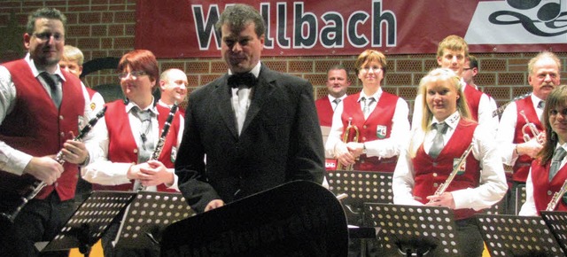 Die Aktiven des Musikvereins Wallbach ... Rechts der Vorsitzende Michael Roth.   | Foto: fotos: michael gottstein
