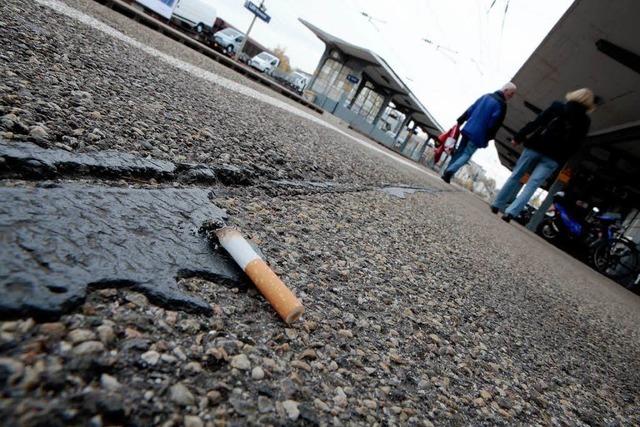 Kaum jemand hlt sich an das Rauchverbot im Lahrer Bahnhof