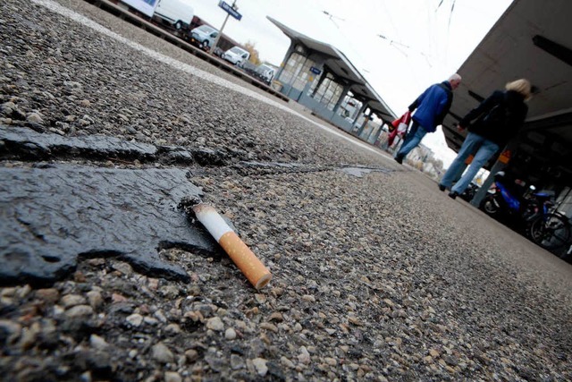 Einer von vielen: Ein Glimmstengel liegt am Lahrer Bahnsteig.  | Foto: Christoph Breithaupt