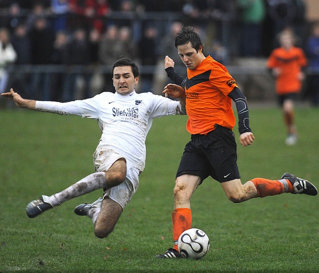 Voller Einsatz im tiefen Geluf: Der E...i Stellmacher (links, FC Wittlingen).   | Foto: Meinrad Schn