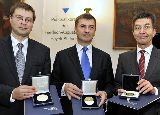 Die Preistrger der Hayek-Stiftung (vo...Dombrovskis, Andrus Ansip, Rainer Hank  | Foto: Rita EGGSTEIN