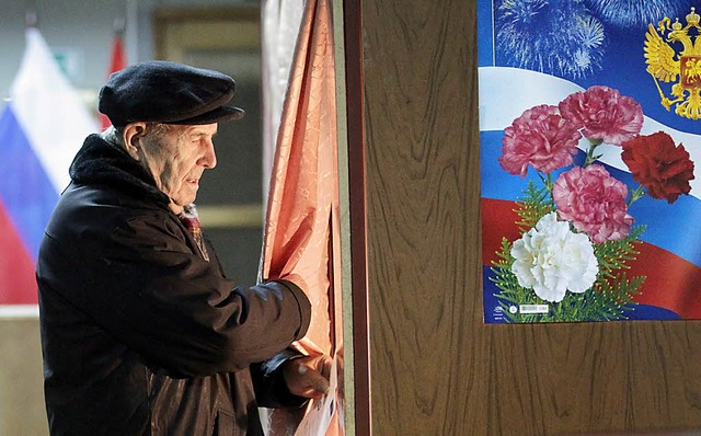 Oft nur ungern besucht: die Wahlkabinen am Sonntag in  Moskau   | Foto: dpa