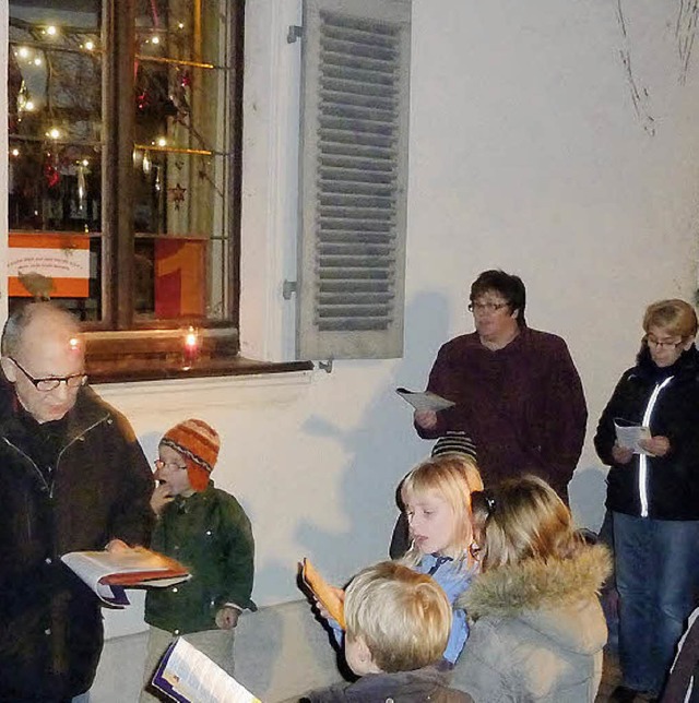 Pfarrer Halberstadt hielt vor dem Adve...am  Nimburger Pfarrhaus  eine Andacht.  | Foto: Lauffer