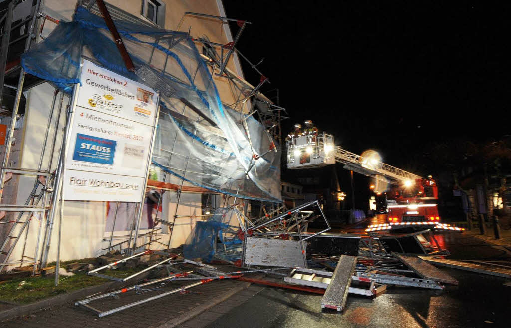 In Kirchzarten brachten die Böen ein Baugerüst zum Einsturz. Die Feuerwehr musste die Unfallstelle absichern. In Kirchzarten brachten die Böen ein Baugerüst zum Einsturz. Die Feuerwehr musste die Unfallstelle absichern.