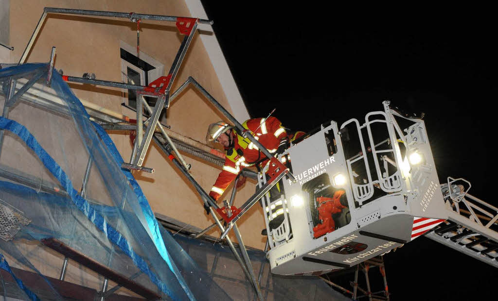 In Kirchzarten brachten die Böen ein Baugerüst zum Einsturz. Die Feuerwehr musste die Unfallstelle absichern. In Kirchzarten brachten die Böen ein Baugerüst zum Einsturz. Die Feuerwehr musste die Unfallstelle absichern.
