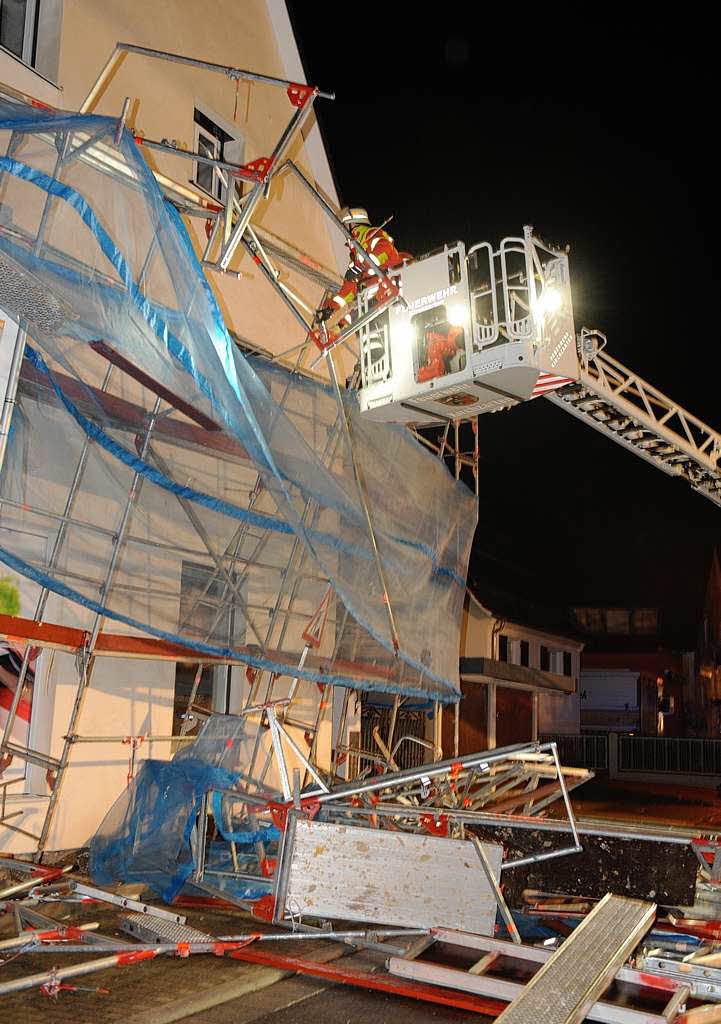 In Kirchzarten brachten die Böen ein Baugerüst zum Einsturz. Die Feuerwehr musste die Unfallstelle absichern. In Kirchzarten brachten die Böen ein Baugerüst zum Einsturz. Die Feuerwehr musste die Unfallstelle absichern.