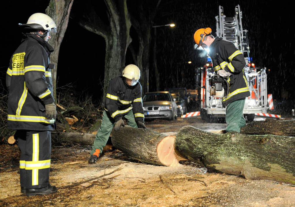 Umgestürzte Bäume und herabgefallene Äste – wie hier in Freiburg – riefen in der Nacht zum Montag die Feuerwehr auf den Plan. Umgestürzte Bäume und herabgefallene Äste – wie hier in Freiburg – riefen in der Nacht zum Montag die Feuerwehr auf den Plan.