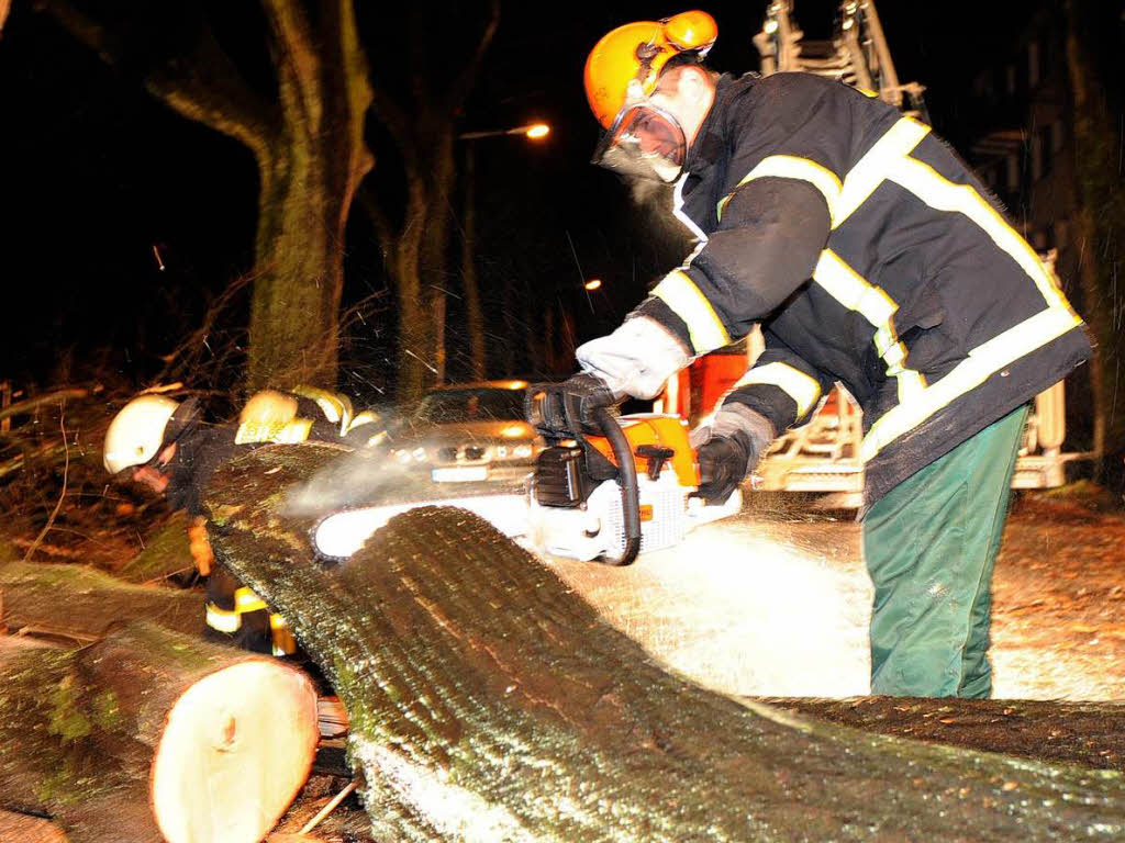 Umgestürzte Bäume und herabgefallene Äste – wie hier in Freiburg – riefen in der Nacht zum Montag die Feuerwehr auf den Plan. Umgestürzte Bäume und herabgefallene Äste – wie hier in Freiburg – riefen in der Nacht zum Montag die Feuerwehr auf den Plan.