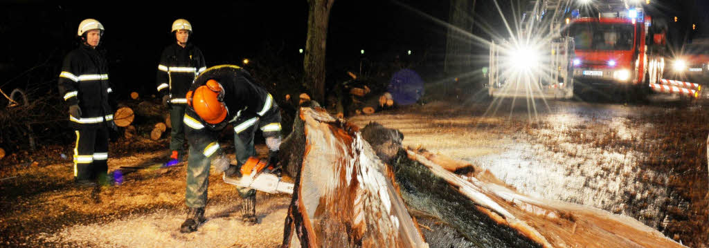Umgestürzte Bäume und herabgefallene Äste – wie hier in Freiburg – riefen in der Nacht zum Montag die Feuerwehr auf den Plan. Umgestürzte Bäume und herabgefallene Äste – wie hier in Freiburg – riefen in der Nacht zum Montag die Feuerwehr auf den Plan.