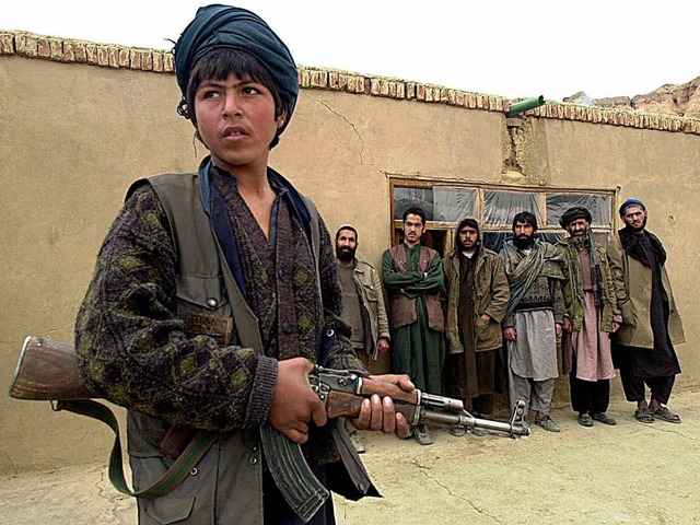 Ein junger afghanischer Soldat bewacht...eute sind die Taliban  nicht besiegt.   | Foto: AFP