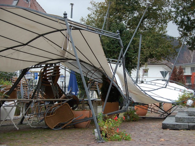 Die Pergolaberdachung einer Gartenwir...gen von den Sturmben zerstrt worden.  | Foto: Hildegard Siebold