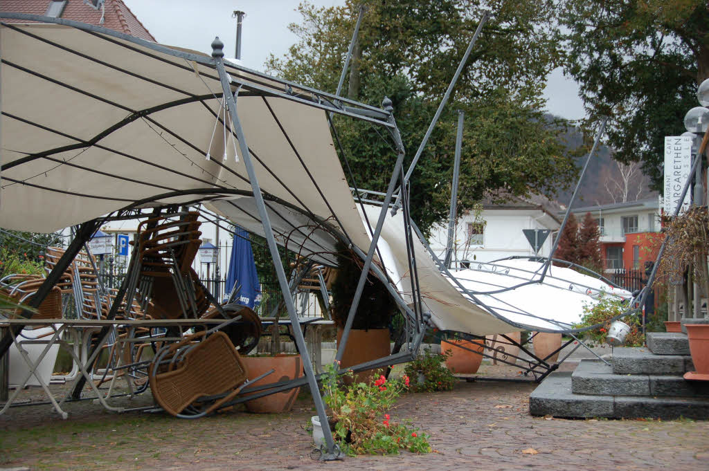 Die Pergolaüberdachung einer Gartenwirtschaft ist in Bad Säckingen von den Sturmböen zerstört worden. Die Pergolaüberdachung einer Gartenwirtschaft ist in Bad Säckingen von den Sturmböen zerstört worden.