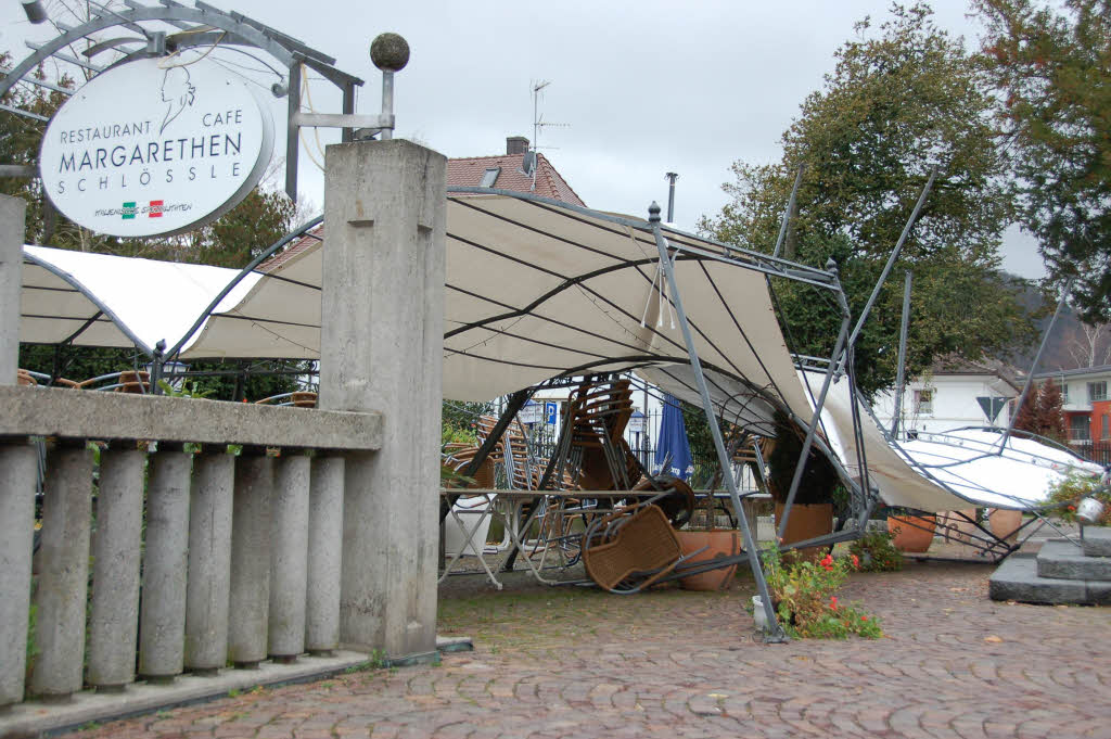 Die Pergolaüberdachung einer Gartenwirtschaft ist in Bad Säckingen von den Sturmböen zerstört worden. Die Pergolaüberdachung einer Gartenwirtschaft ist in Bad Säckingen von den Sturmböen zerstört worden.