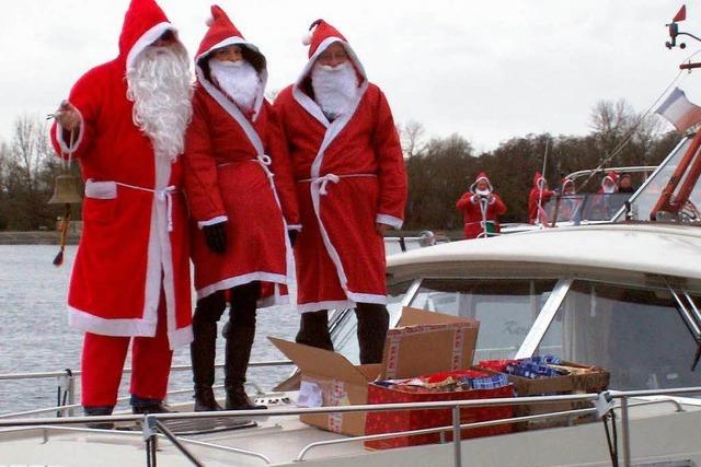 Nikoluse beschenken Schiffsbesatzungen auf dem Rhein