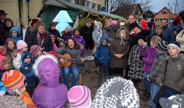 Die Kindergartenkinder aus Sasbach und...it Liedern und Gedichten fr Stimmung.  | Foto: Roland Vitt