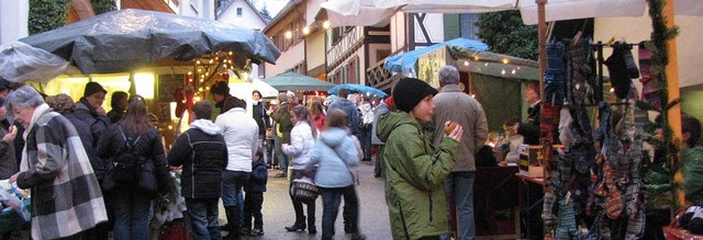 Ein Blick in die malerische Kirchstra...die Verkaufsstnde beim Adventsmarkt.   | Foto: Christiane Franz