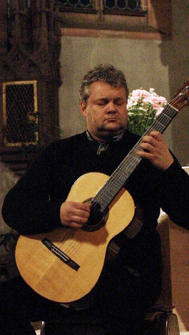 Der Konzertgitarrist Roger Tristao Adao in der Jakobskirche Malterdingen  | Foto: Hans-Jrgen Kugler