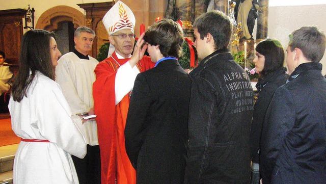 Weihbischof Paul Wehrle spendet das Firmsakrament.   | Foto: Privat