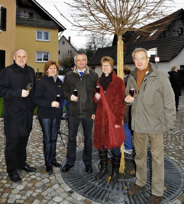 OB Stefan Schlatterer(li) begrt mit ... neuen Teilbereich des Rathausplatzes.  | Foto: Hans-E. Meidhof